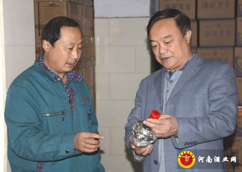 张建民在车间检查产品