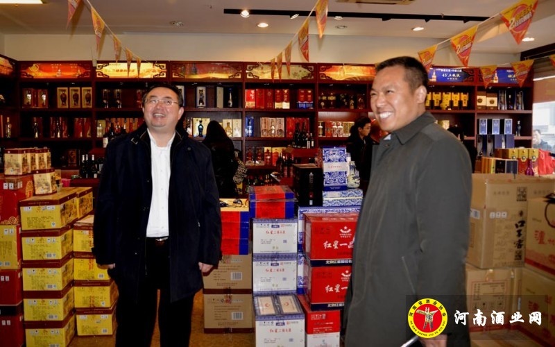 熊玉亮会长、河南姚花春酒业公司董事长罗群忠在中酒网直营连锁店参观