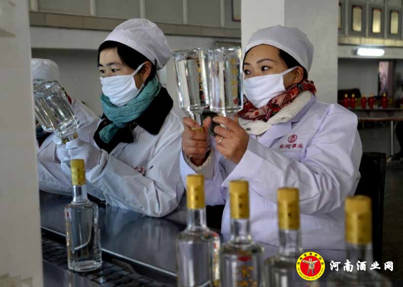44记者们也穿上了白大挂当起了灯检工
