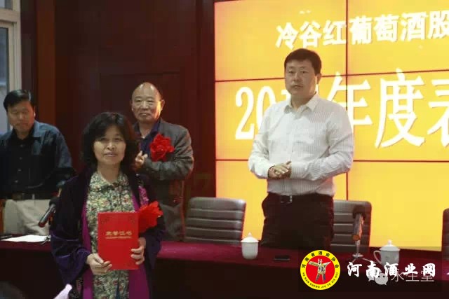 齐晓霞上台领奖.webp