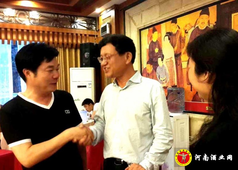 1-仰韶酒业董事长侯建光与茅台集团党委书记陈敏亲切交谈