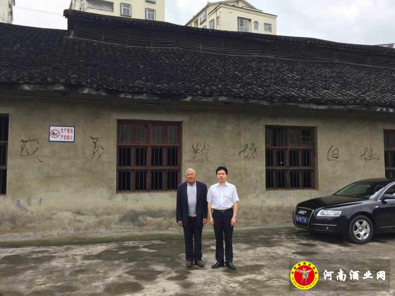 仰韶酒业董事长侯建光与茅台前身成义烧坊老厂长、酱香传人王天成合影