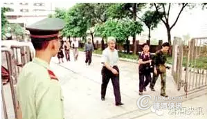 轻车简从