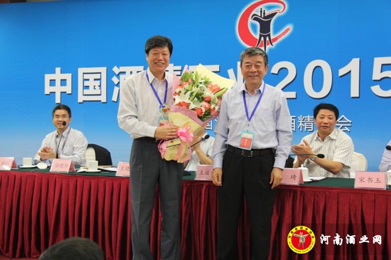 王延才理事长给张晓阳同志颁奖(3)_副本