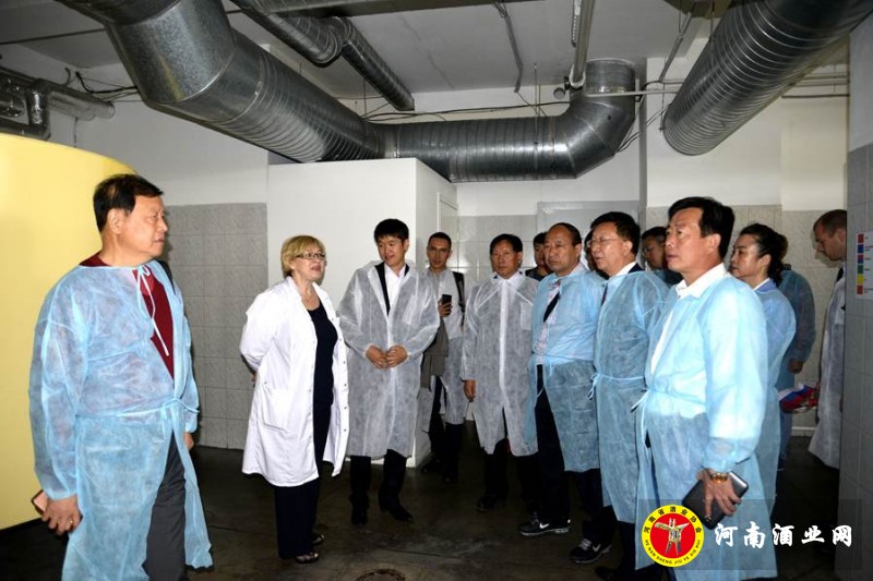 在俄罗斯伏特加酒厂参观考察