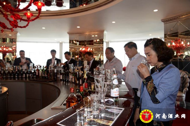 在俄罗斯标准伏特加酒厂品尝伏特加酒