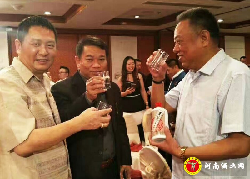 宴酒坊酒业董事长毛同生（右）和泰国清迈警察署长诗立瓦署长（中）