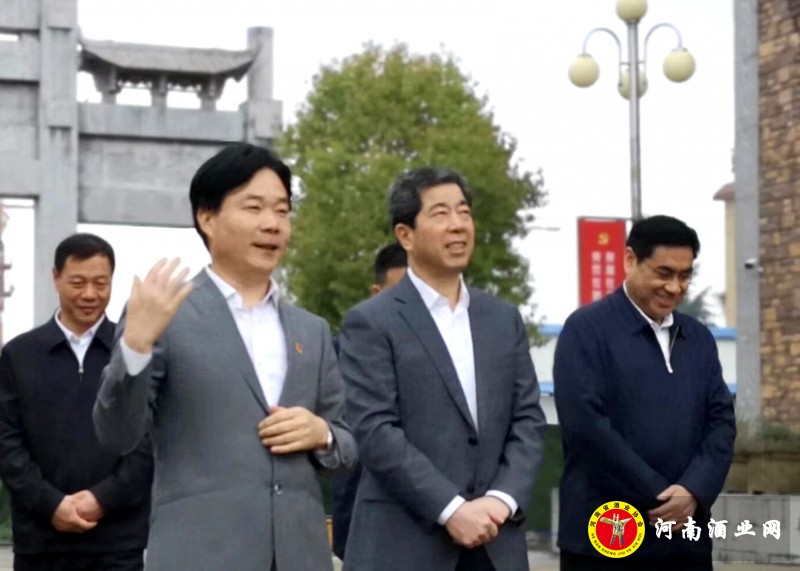 侯建光（前左）向陈润儿（中）汇报