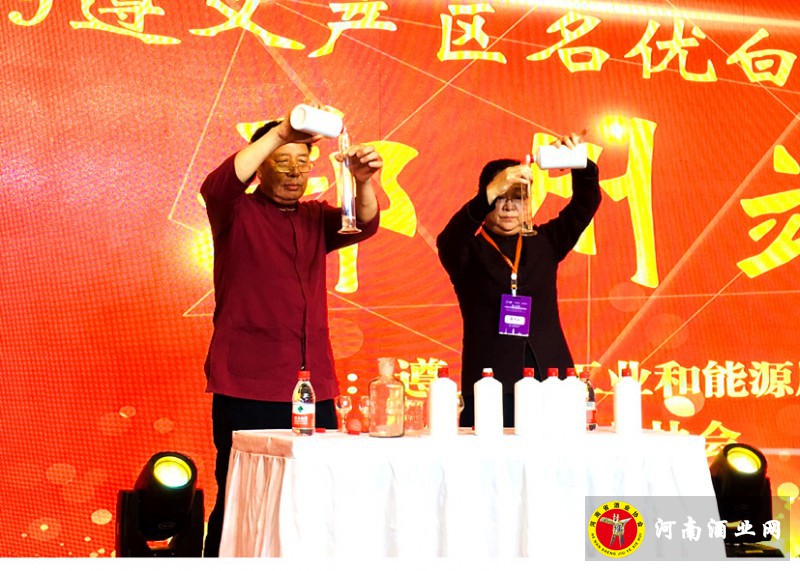 点击打开原图 调酒师现场表演酒道
