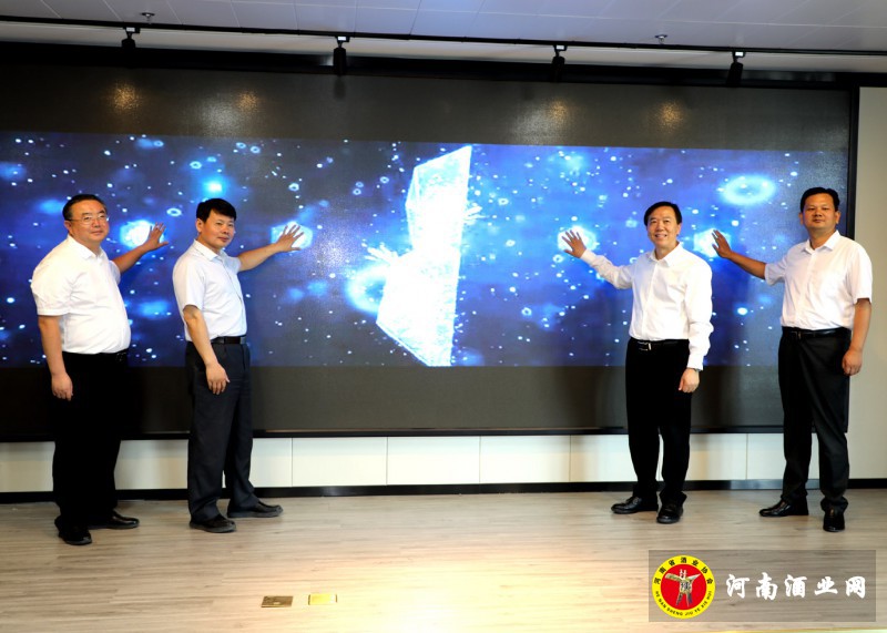 嘉宾共同启动《酒业商报》全媒体上线