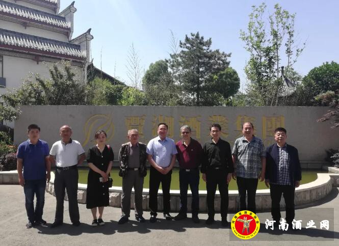 八一电影制片厂导演栾逢勤参观考察贾湖酒业