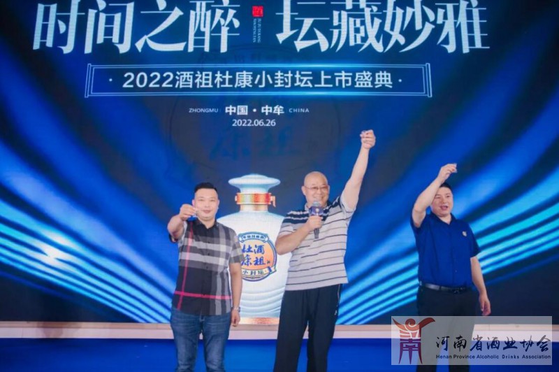 8肖广奇（左二）