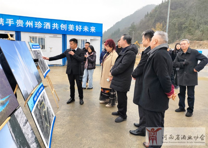 3、参观白岩沟花香酒谷